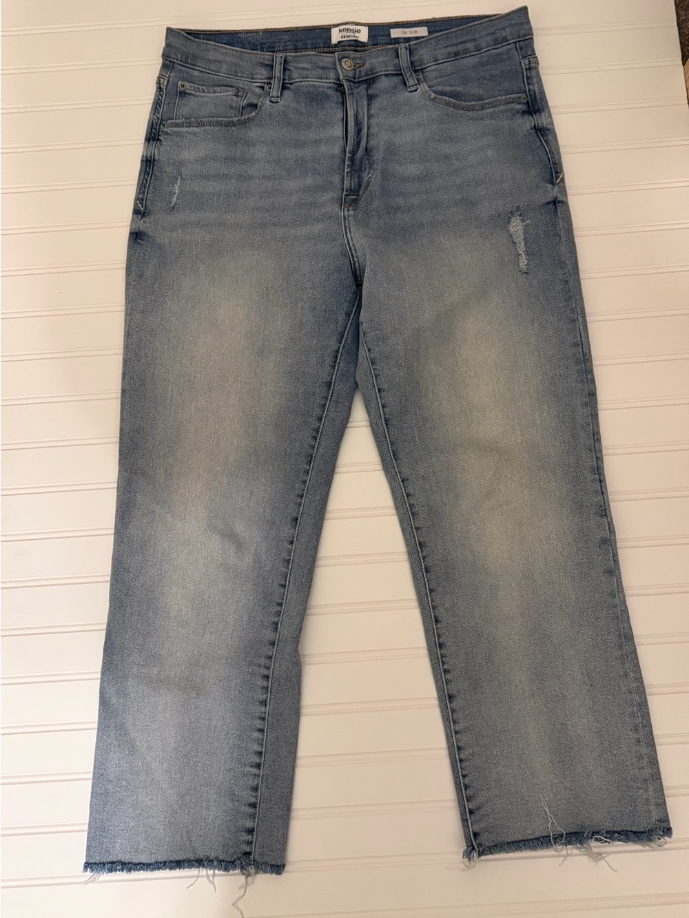 Kensie Vintage Luxe Light Wash Straight Leg Ankle Jeans - Distressed Hem Size 12